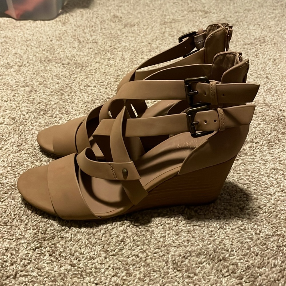 Size 8 Crown Vintage Tan Wedges
